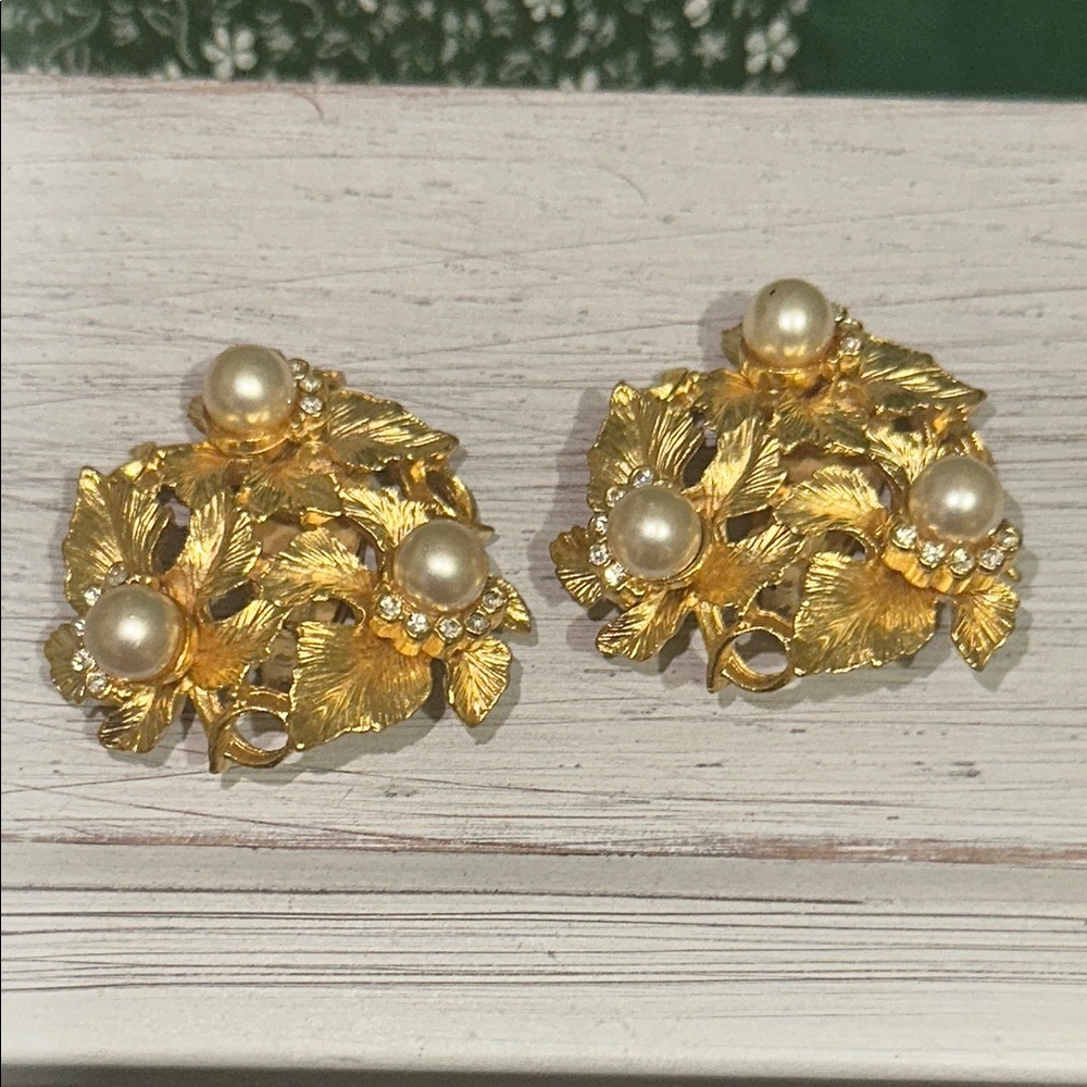 VINTAGE SIGNED CRAFT - Gold tone ladies clip on earrings
